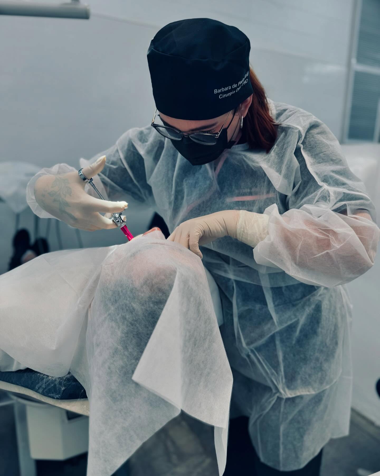 Dra. Bárbara realizando procedimento
