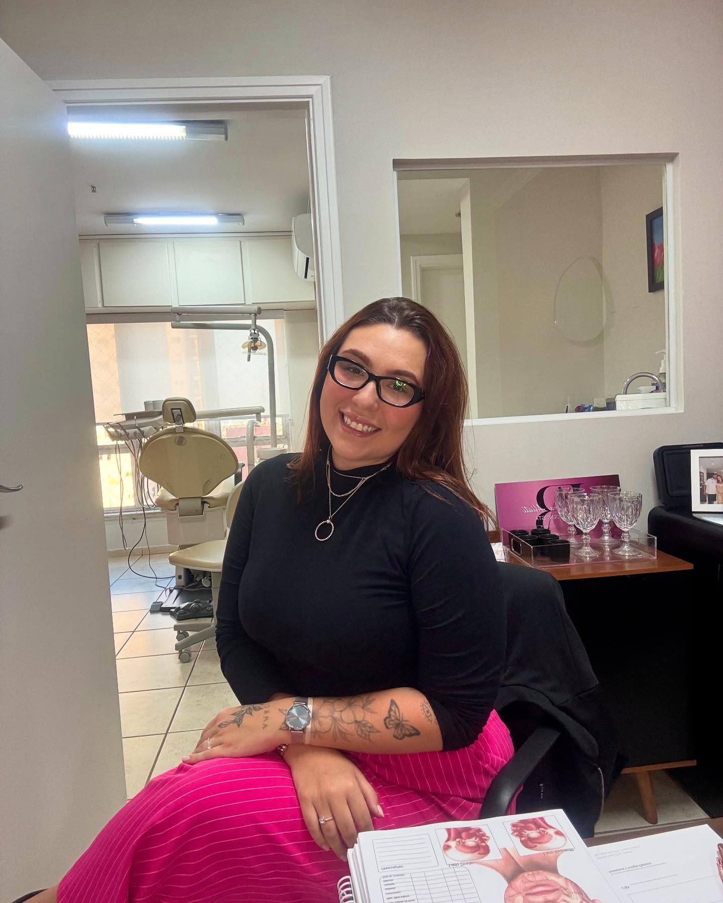 Dra. Bárbara no consultório