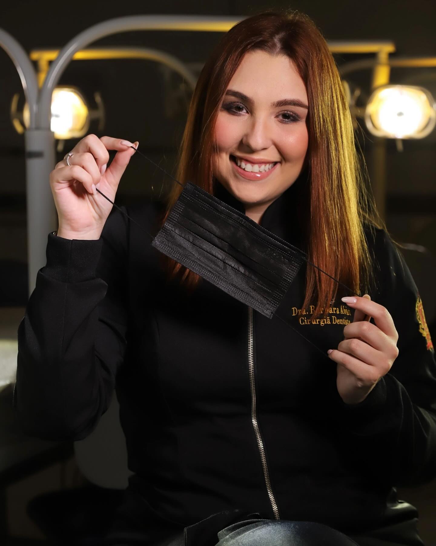 Dra. Bárbara Abiati sorrindo no consultório